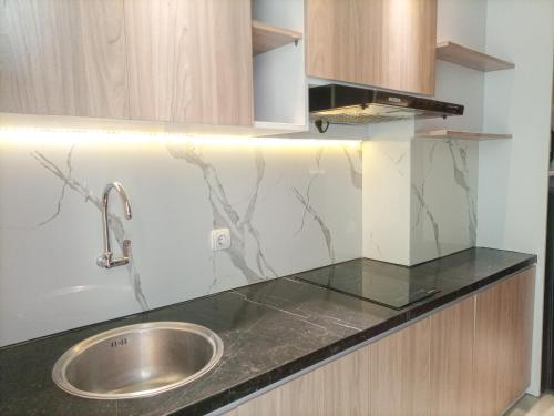 Dapur atau dapur kecil di Elegant and Comfortable Studio Patraland Amarta Apartment By Travelio