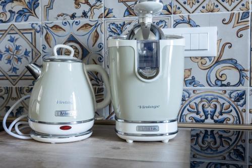 two appliances sitting on a counter in a kitchen at Domus Mea in Forza dʼAgro
