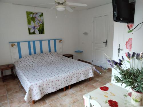 une chambre avec un lit et une table dans l'établissement Villa Thocha, à Montauroux