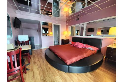シカゴにあるMotel Edgebrook Chicago North Shore By Oyoのテーブルとデスクが備わる客室のベッド1台分です。