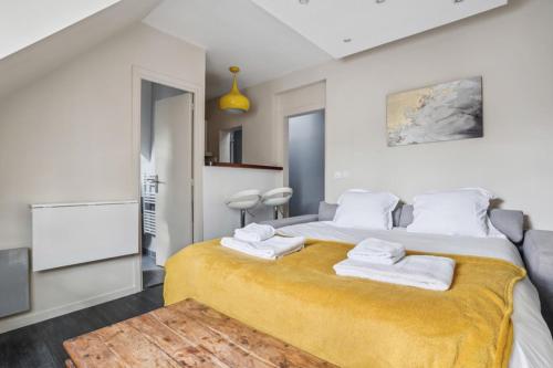 une chambre avec un grand lit avec des serviettes dessus dans l'établissement 543 Cardinet Suite - Cozy flat in Grenelle, à Paris