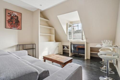 un salon avec un canapé et une table dans l'établissement 543 Cardinet Suite - Cozy flat in Grenelle, à Paris
