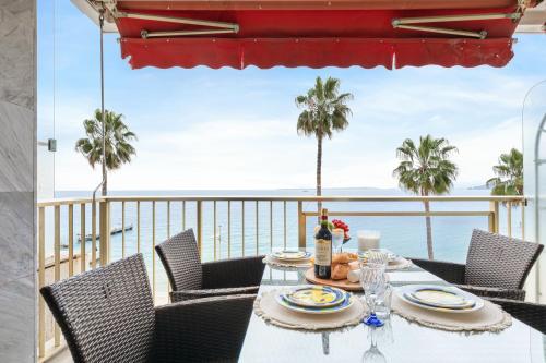 - une table sur un balcon avec vue sur l'océan dans l'établissement Suite Bleu Vue Mer Confort à Juan-les-Pins, à Antibes