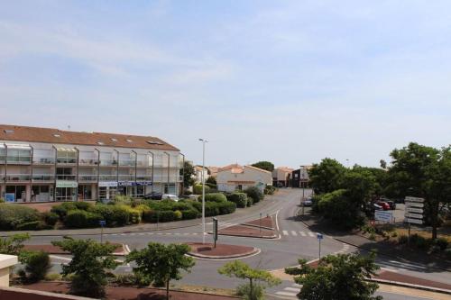 une rue vide dans une ville avec un bâtiment dans l'établissement Appt 2 pièces LA ROCHELLE - LR090-C524, à La Rochelle