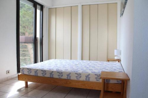 une chambre avec un lit et une fenêtre dans l'établissement Appt 2 pièces LA ROCHELLE - LR090-C524, à La Rochelle