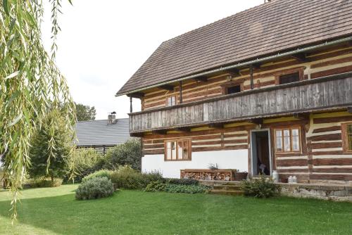 a wooden house with a bench in front of it at Roubenka Na Hrádku - Český ráj in Libošovice