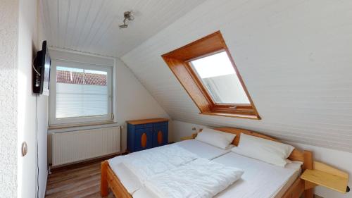 Postel nebo postele na pokoji v ubytování Ferienhaus Kleiner Leuchtturm -Backbord mit Garten und Terrasse