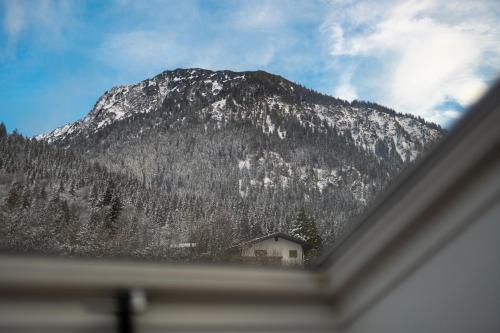 Vista generica sulle montagne o vista sulle montagne dall'interno dell'affittacamere