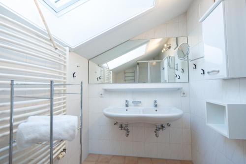 un bagno con lavandino e specchio di Gästehaus Birkenhof a Oberstdorf