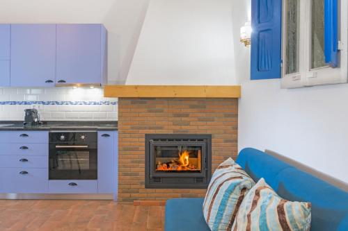 a living room with a fireplace in a kitchen at Herdade Vale de Gaios in Odemira