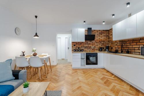 Foto Wawrzyniaka Very Berry Modern Apartment for 6 Guests Near Old Zoo Poznań by Noclegi Renters 5