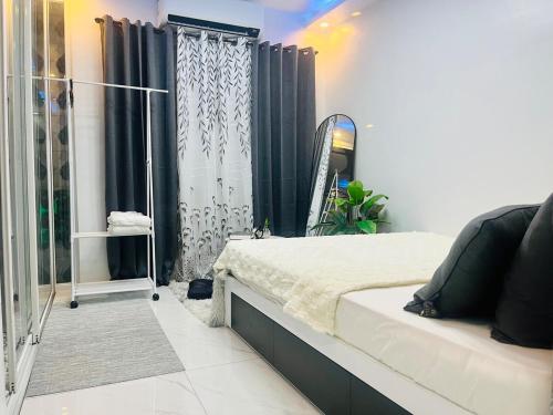 Ένα ή περισσότερα κρεβάτια σε δωμάτιο στο Calm Nest Nearcation by MK HOMES