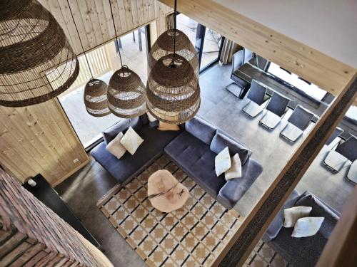 an overhead view of a living room with couches and chairs at Czôrny Dąb - nowoczesny dom wakacyjny na Kaszubach, jacuzzi, sauna, bilard in Garcz