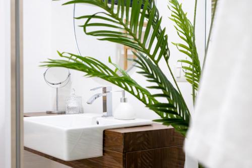 ein Badezimmer mit Waschbecken und Spiegel in der Unterkunft High-end Apartment in Bari Center in Bari