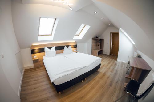 una camera da letto con un letto in mansarda con lucernari di Palais a Erfurt
