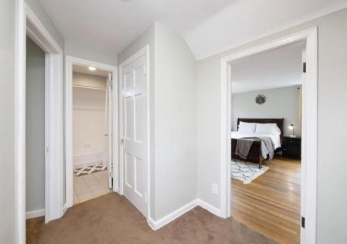 Katil atau katil-katil dalam bilik di Modern 3BR home next to park, office space, & more