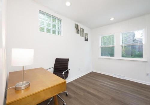 Gambar di galeri bagi Modern 3BR home next to park, office space, & more di University Heights