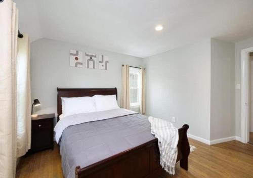 Katil atau katil-katil dalam bilik di Modern 3BR home next to park, office space, & more