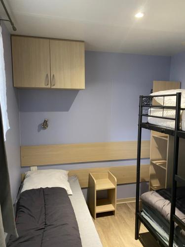 Un ou plusieurs lits dans un hébergement de l'établissement Mobil Home cosy 5 personnes proche du Puy Du Fou
