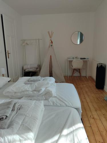 - une chambre avec 2 lits blancs et une table dans l'établissement Entire home - Centre Fécamp - 36 Elena, à Fécamp