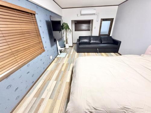 Postel nebo postele na pokoji v ubytování 1 日1組限定 名古屋駅徒歩5分 沙羅居Suite202 最大4名様 65インチ大型TV