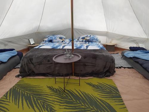 Ένα ή περισσότερα κρεβάτια σε δωμάτιο στο Kompleks wypoczynkowy, GLAMPING Róża Wiatrów