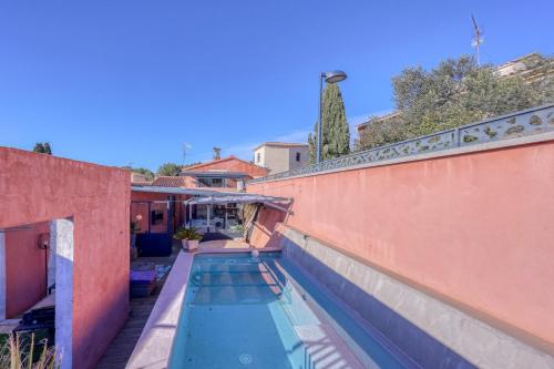 - une piscine sur le côté d'une maison dans l'établissement L’Abri des Regards - Piscine et jacuzzi, à Roquefort-la-Bédoule