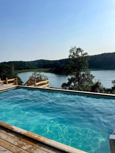 ein großer Swimmingpool mit Blick auf einen Fluss in der Unterkunft Cozy cottage in Stockholm Archipelago! in Muskö