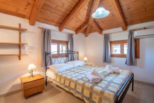 Postel nebo postele na pokoji v ubytování Aeolos Zante Villas - Zefyros Maisonette, with shared heated pool