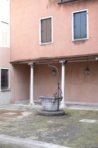a building with a bucket in front of it at Terrazza Momon in Venice