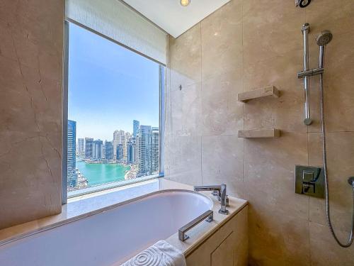 Koupelna v ubytování Address Dubai Marina, Full Marina View and Direct Access to Marina Mall by Gardenia Suites