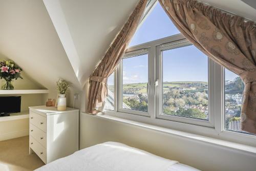 Un dormitorio con una gran ventana con vistas. en The Pink House, Salcombe, with Free Parking, en Salcombe