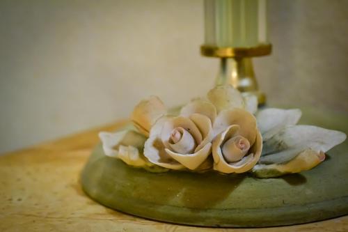 a flower arrangement on a table with a lamp at ColmarinoHouse in Rotorscio