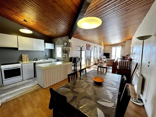 une cuisine et un salon avec une table et une salle à manger dans l'établissement La Salamandre - Situé en plein coeur de ville et proche des thermes, à Rochefort