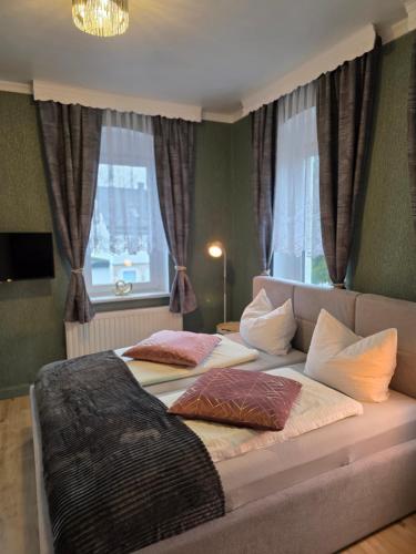 a bedroom with two beds with pillows on it at Pizzeria Pension Damiano in Muldenhammer