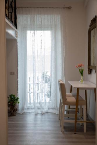 a room with a window with a table and a chair at B&B Carpe Diem vista lago in Castel Gandolfo