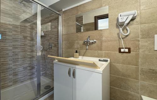 ein Badezimmer mit Dusche, Waschbecken und Spiegel in der Unterkunft Casa Vacanze Tenuta Fortilù in Santa Maria del Molise