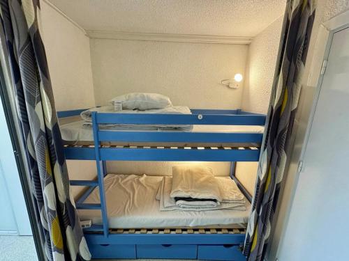 une petite pièce avec deux lits superposés dans l'établissement Appartement - Cap d'Agde, au Cap d'Agde
