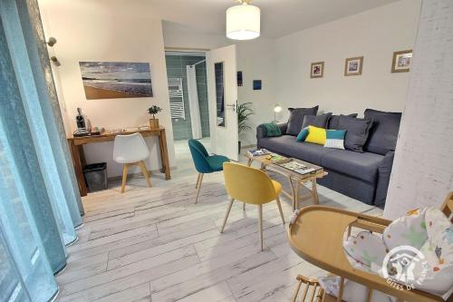 un salon avec un canapé et une table dans l'établissement La boucaliniere, à Plurien