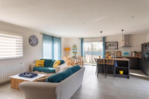 un salon avec un canapé et une table dans l'établissement Côte et mer - Proche plage parking privé, à Erquy