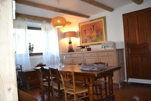 une salle à manger avec une table et des chaises en bois dans l'établissement Grand Cottage, à Mazeyrat-d'Allier