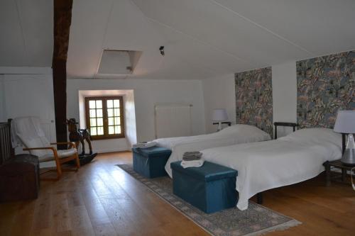 une chambre avec deux lits et une fenêtre dans l'établissement Grand Cottage, à Mazeyrat-d'Allier