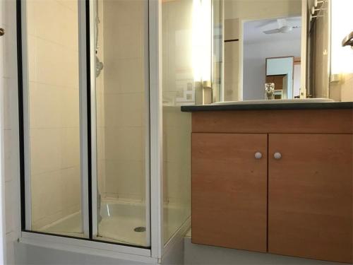 une salle de bain avec une douche, un lavabo et un miroir dans l'établissement Appt Studio LA ROCHELLE - LR010-111, à La Rochelle