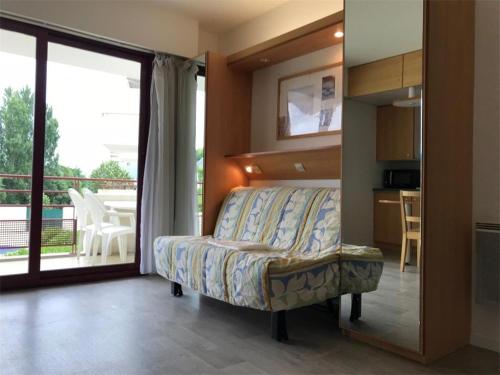 Cet appartement comprend une chambre avec un lit et une cuisine avec un balcon. dans l'établissement Appt Studio LA ROCHELLE - LR010-111, à La Rochelle