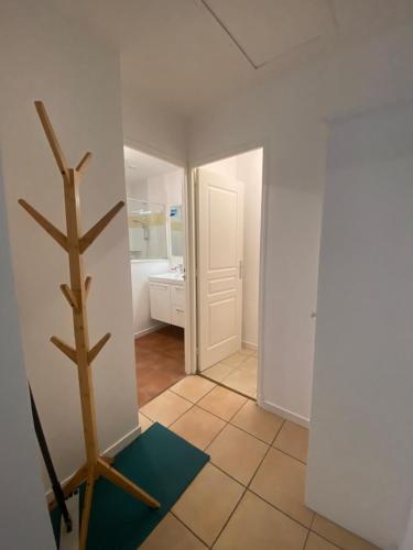 une chambre avec un tapis de yoga à l'étage dans l'établissement Petite maison de plein pied, à Saint-Malo