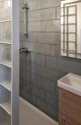 une salle de bain avec douche et lavabo dans l'établissement Appartement cosy à Saint-Vaast-la-Hougue - 55 m² avec jardin, à Saint-Vaast-la-Hougue