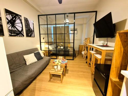 Televisyen dan/atau pusat hiburan di Mayumi Staycation on SMDC Trees Residences
