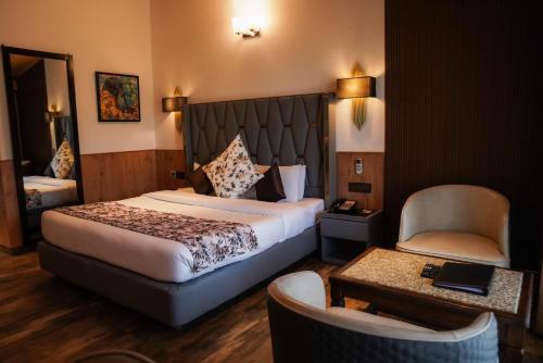 Postel nebo postele na pokoji v ubytování Kasauli Hills Resort