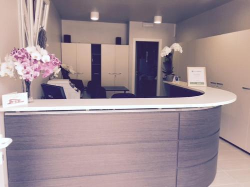 a salon with a counter with flowers on it at Residence Villa Paradiso in Gravedona