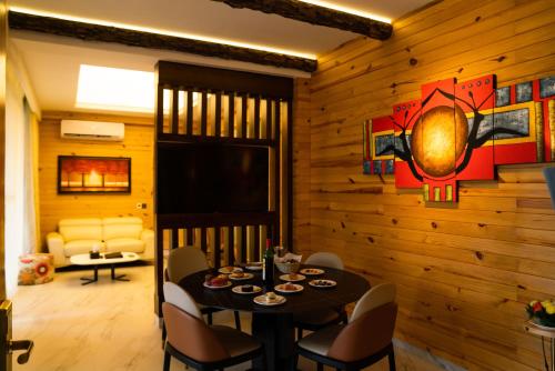 Posezení v ubytování Kasauli Hills Resort